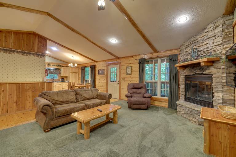 4 Mi to Lake: Wooded Log Cabin in Eureka Springs! in Eureka Springs, AR