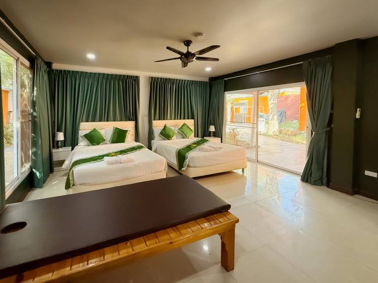Fully equipped beautiful vacation home with BBQ, pool & hot tub | Beach nearby | Pet-friendly — photo 2
