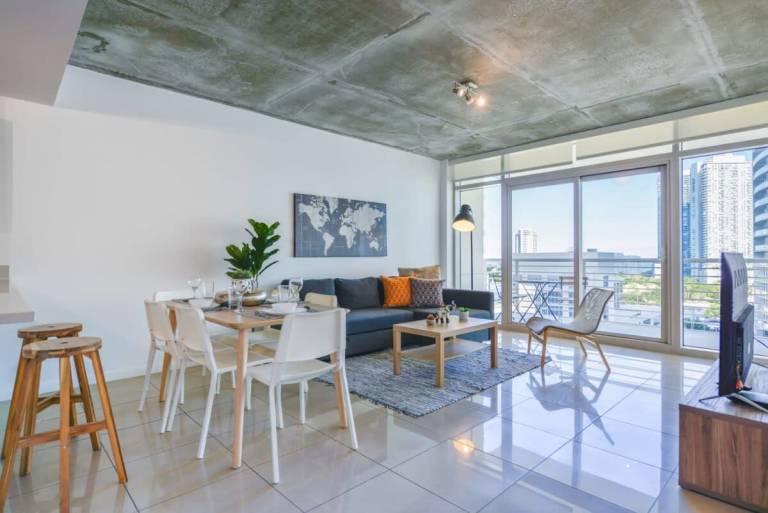 City Condo At Midtown Free parking Great pool
