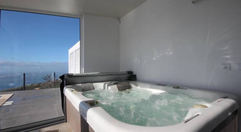 Fully equipped wonderful villa with private pool, jacuzzi & patio | Pets allowed — photo 4