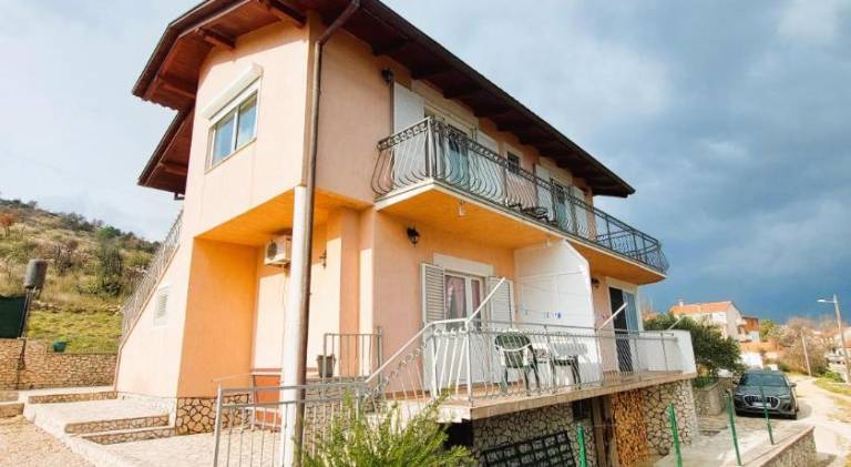 Holiday apartment with barbecue, terrace & yard — photo 3