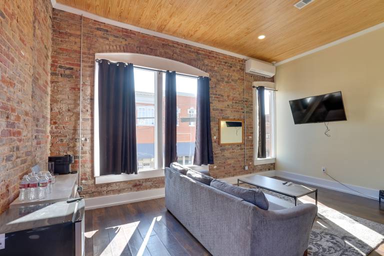 Walk to Courthouse Sq! Loft-Style Marshall Studio — photo 3