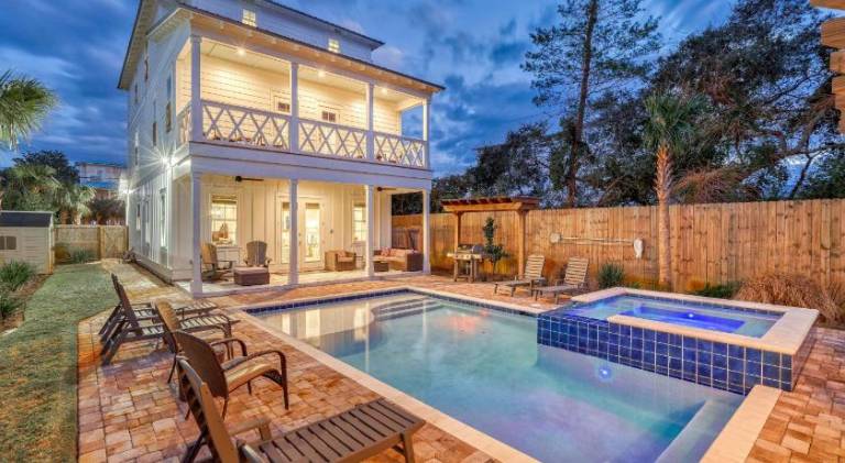 Vacation home with pool — photo 3