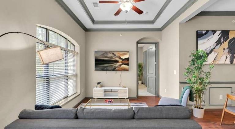 Apartment with pool in Tulsa, OK