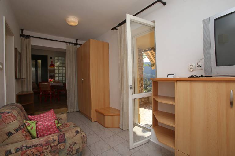 Holiday apartment with patio — photo 3