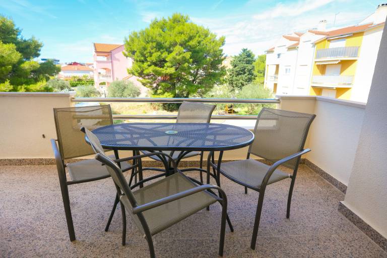 Holiday apartment with patio, yard & barbecue in Vodice