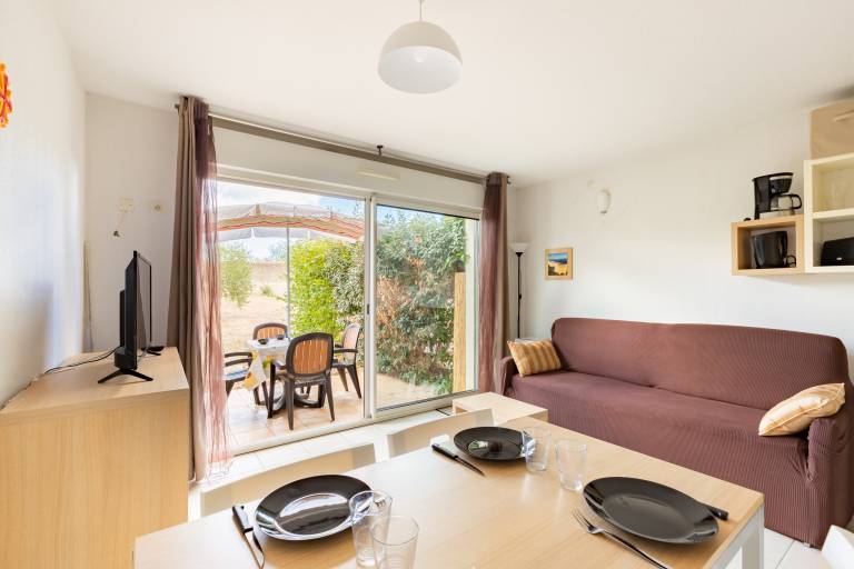 Family-oriented rental apartment with pool, BBQ & yard | Pets allowed — photo 5