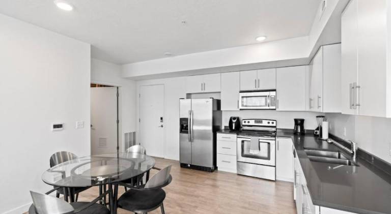 Modern Resort Styled 2BR Apt W Pool, Gym & Hot Tub — photo 4
