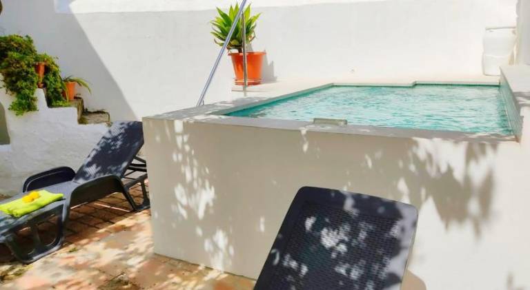 Vacation home with pool — photo 2