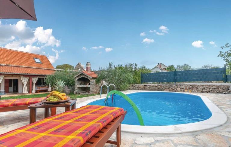 Family-friendly vacation home with barbeque, garden & patio | Pool view | Dogs allowed — photo 4