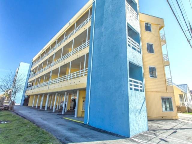 Condo with pool — photo 2