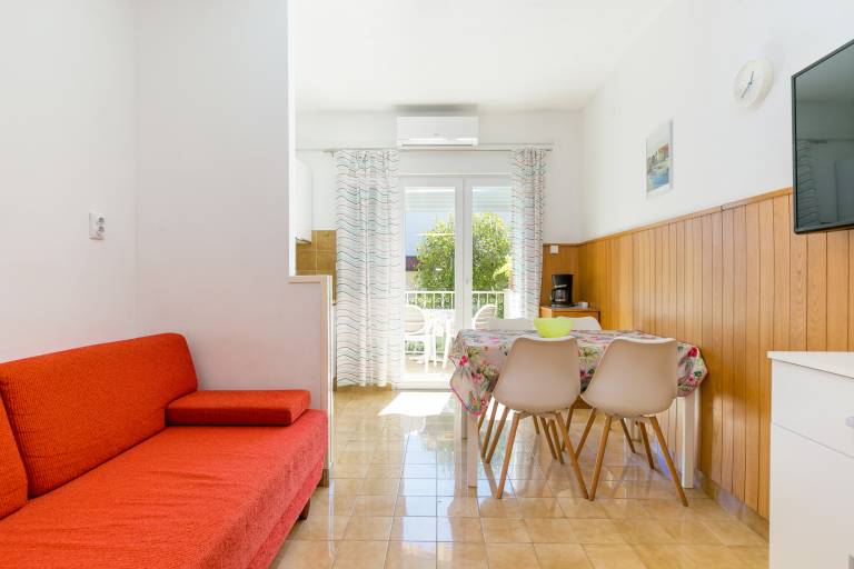 Apartment with terrace, grill & garden — photo 2
