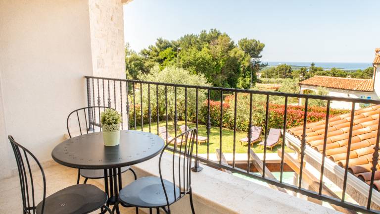 Villa with barbeque, yard & patio — photo 3
