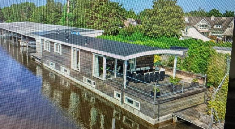 240 m&sup2; Hausboot