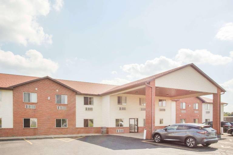 Super 8 By Wyndham Monmouth Il