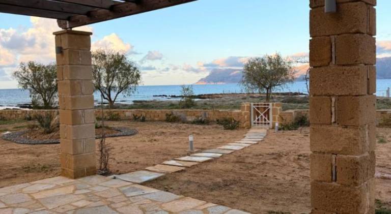Seafront villa with panoramic view — photo 5