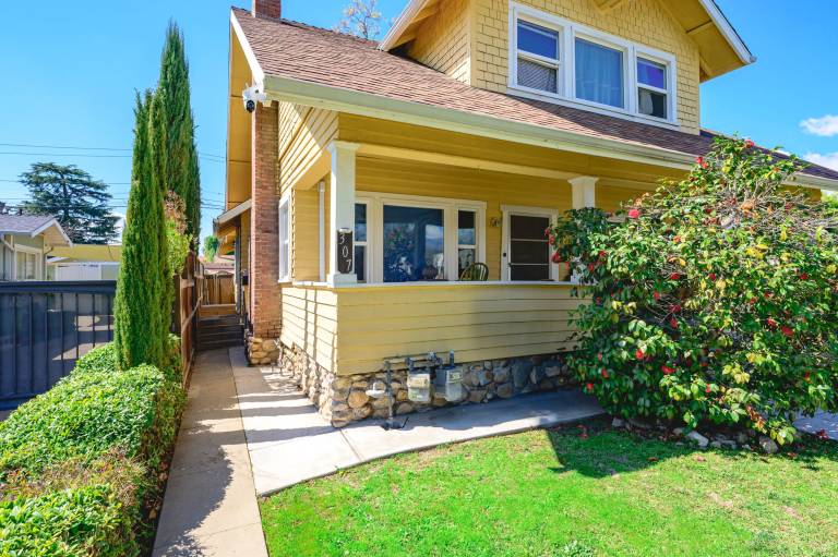Cozy Home Near LA with Full Kitchen Laundry