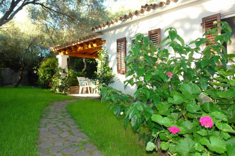 Holiday apartment with barbeque, terrace & garden | Nature view — photo 3