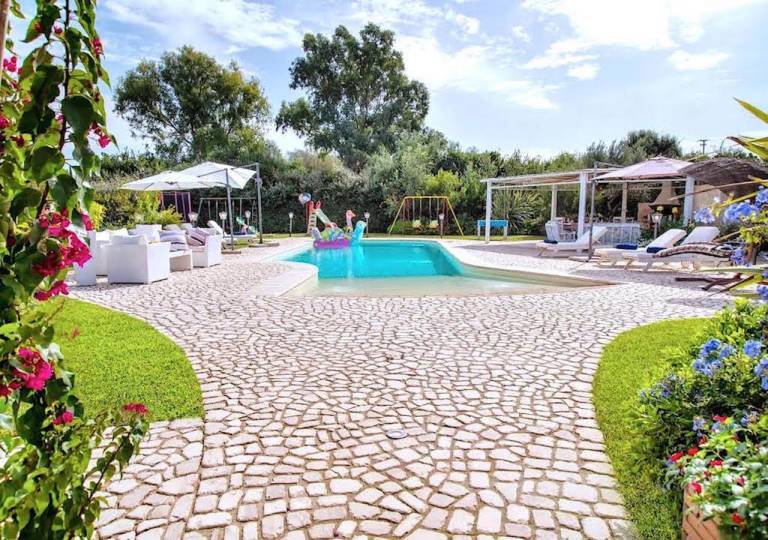 Family-oriented villa with BBQ, private pool & yard | Pool view | Perfect for remote work | Pets allowed — photo 4
