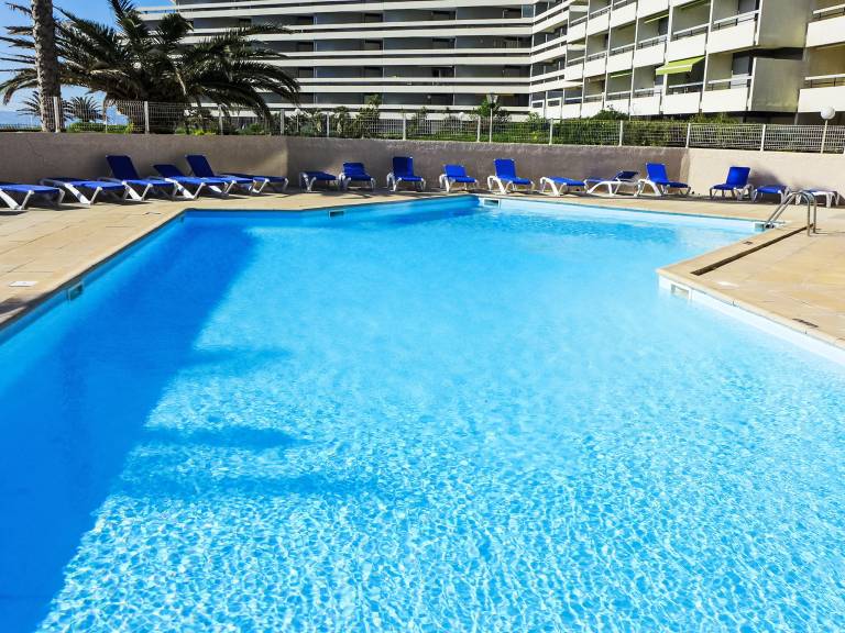 Apartment with terrace & pool | Next to the beach | Pet-friendly — photo 2