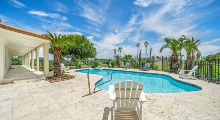 Fully equipped ample vacation home with private pool, grill & garden | Suitable for remote work | Pets allowed — photo 4