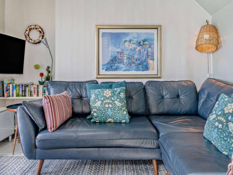 Cottage with yard | Water view — photo 3