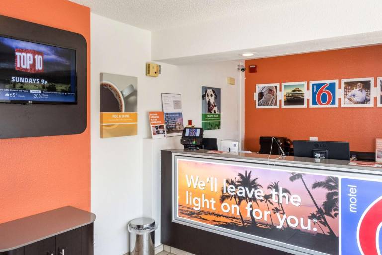 Motel 6 Bakersfield, CA - Convention Center — photo 4