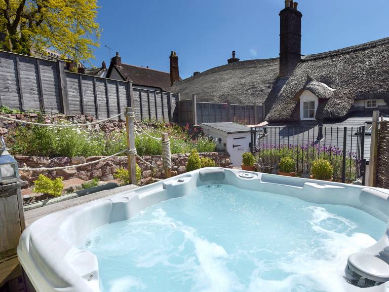 Family-friendly cottage with jacuzzi, yard & patio | Pets allowed in Minehead