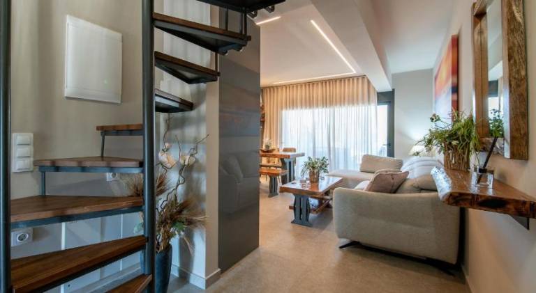 Vacation home with terrace & pool | Pet-friendly — photo 3