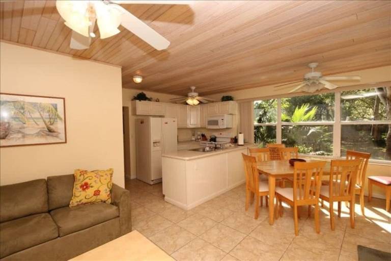 Cottage with patio & grill | Lake view — photo 5