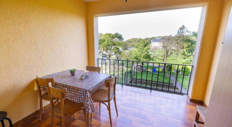 Serviced apartment with yard & patio — photo 3
