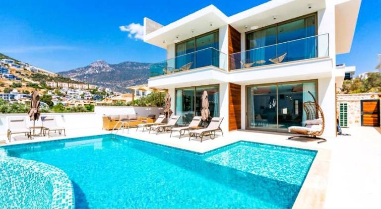 Fully equipped vacation home with yard, jacuzzi & private pool | Pets allowed — photo 3