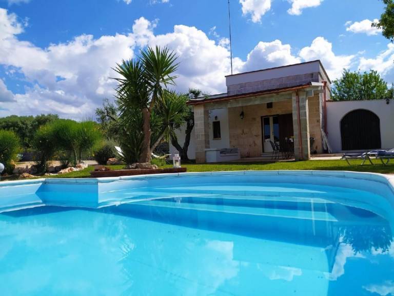 Vacation home with barbecue, yard & private pool | Nature view — photo 4