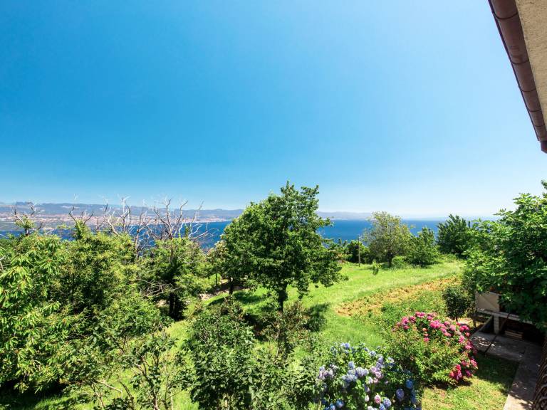 Fully equipped rental apartment with barbecue, terrace & yard | Sea view | Pets are welcome — photo 2