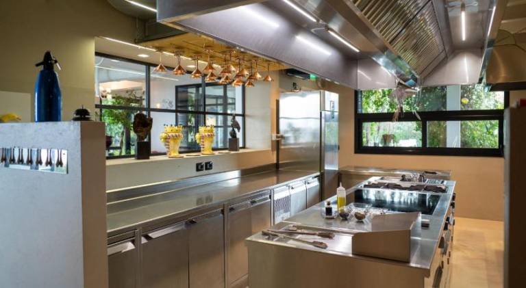 Villa with pool — photo 4
