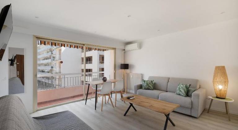 Apartment with 1 room for 4 persons in Antibes