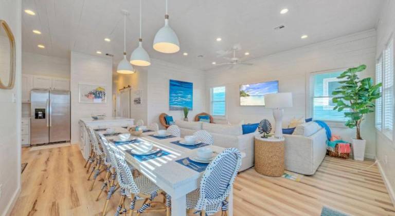 Vacation home with pool — photo 4