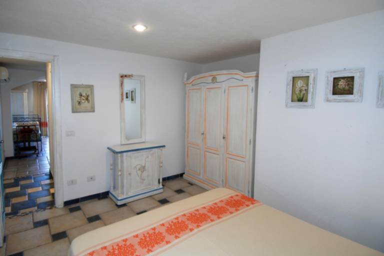 EUC 143_Apartment surrounded by greenery, with patio, outdoor dining area and swimming pool. — photo 5