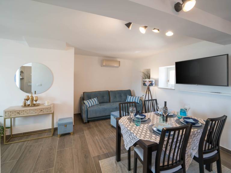 House with BBQ, terrace & private pool | Pet-friendly — photo 3