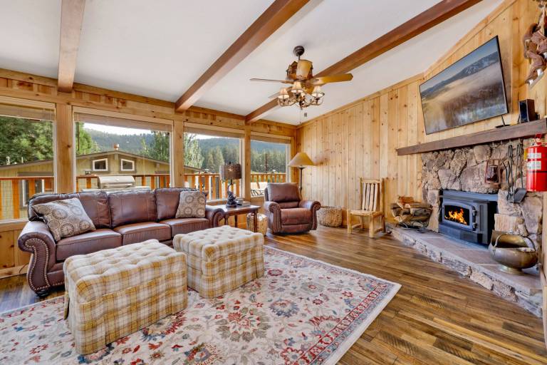 Family-friendly cabin with hot tub & barbecue | Mountain view | Pets are welcome in Big Bear Lake, CA