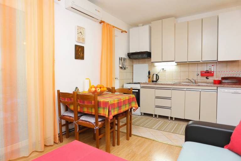 Fully equipped beautiful apartment with yard, grill & patio | Next to the beach | Dogs allowed — photo 4
