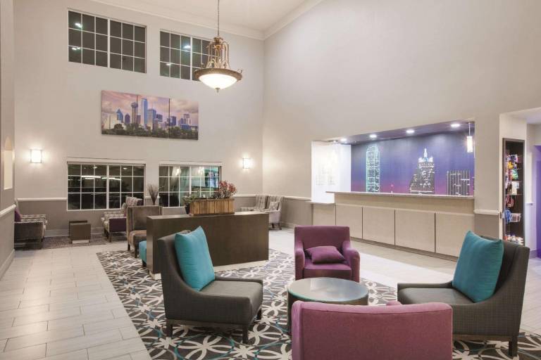 La Quinta Inn & Suites by Wyndham Mansfield TX — photo 2