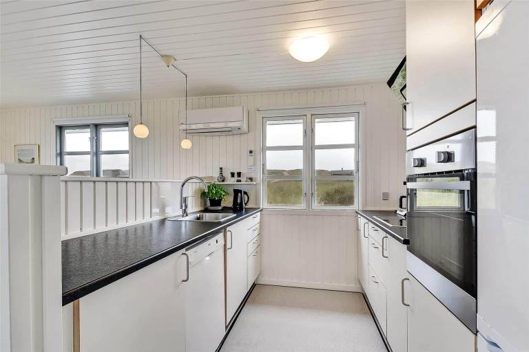 Fully equipped beautiful vacation home with patio, grill & hot tub | Beach nearby | Pets are welcome — photo 3