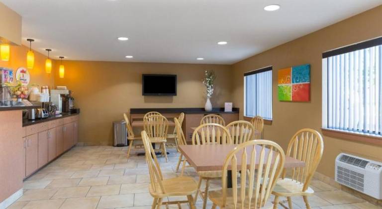 Super 8 By Wyndham Radcliff Ft. Knox Area — photo 3