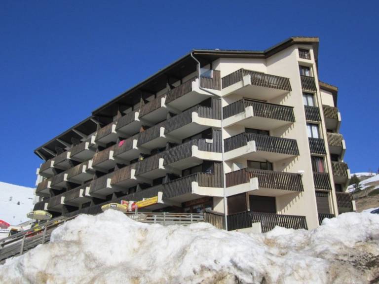 Refurbished studio cabin for 4 at ski slopes, near shops, ESF and sledging in Huez