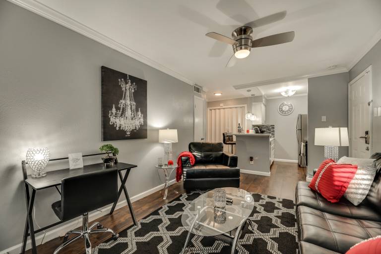 Holiday apartment with yard & pool in Irving, TX