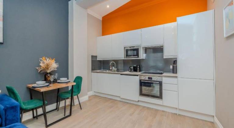 Super Central 1 Bedroom Flat With Balcony Next To Brighton Beach — photo 3