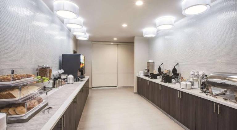 La Quinta Inn & Suites by Wyndham Dallas Northeast-Arboretum — photo 5