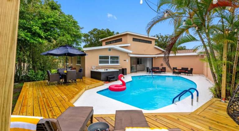 5-Bedroom Home with Private Pool and Hot Tub, 15 Minutes from Clearwater Beach — photo 5