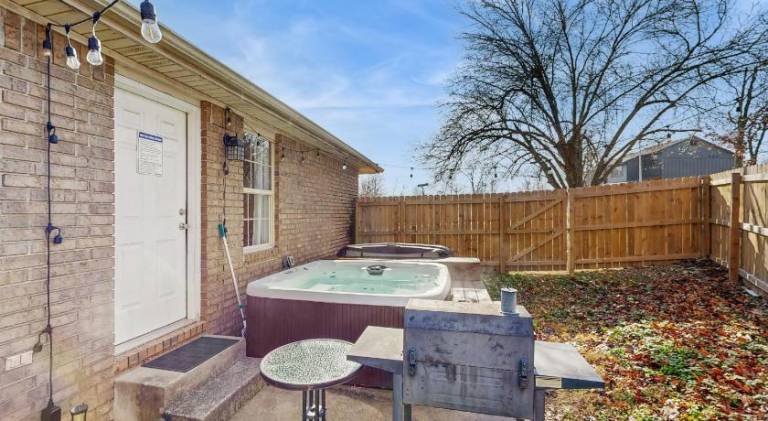 Vacation home with jacuzzi — photo 5